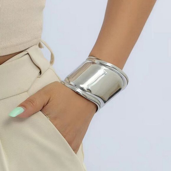 Silver tone bangle cuff chic classic trendy - Picture 1 of 2